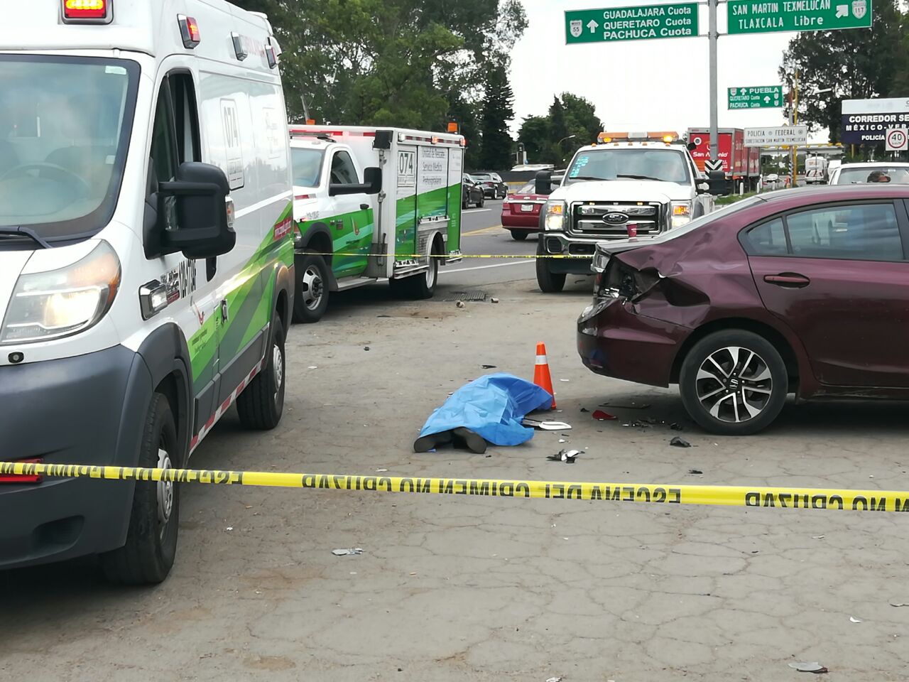 Tráiler se lleva cuatro autos, un puesto y mata a mujer